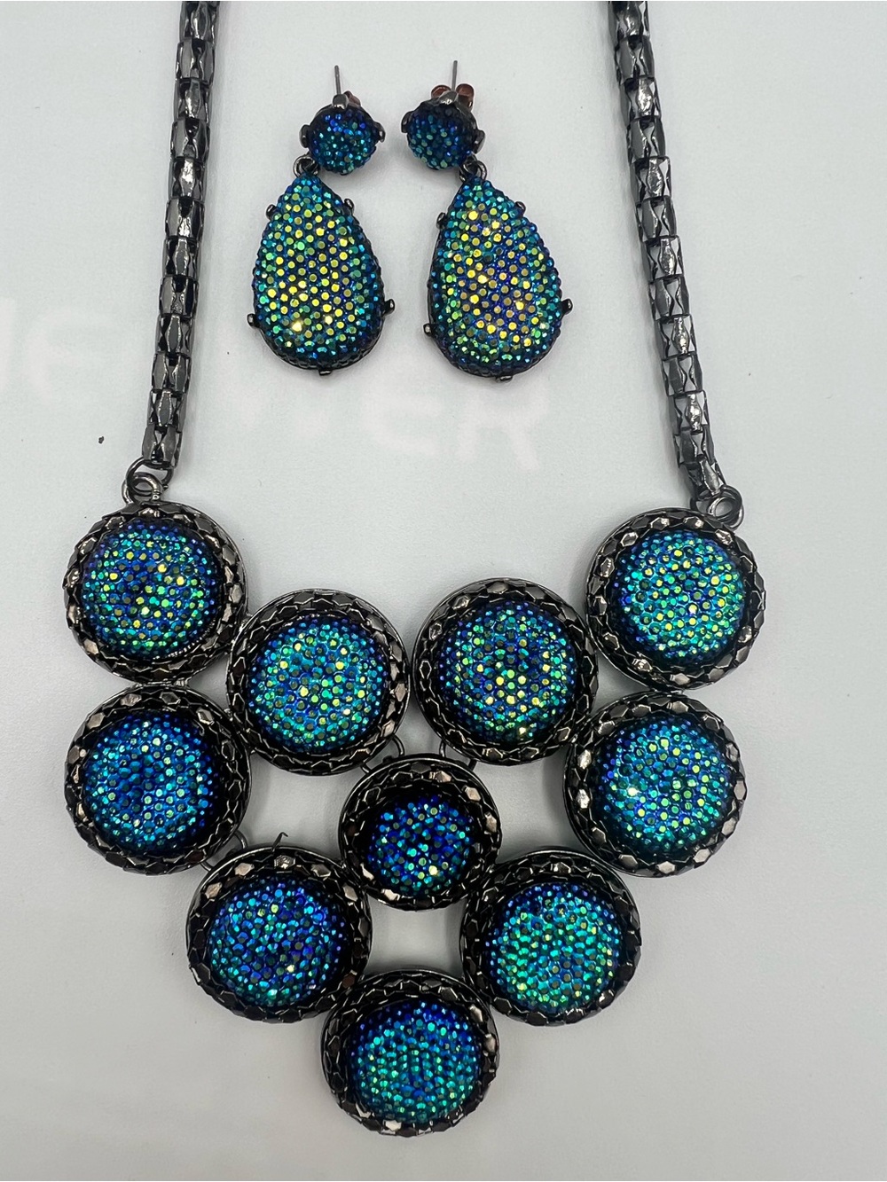 Mesmerizing blue turquoise necklace w/earrings.